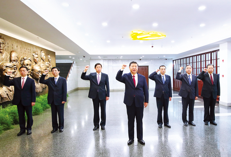 　2017年10月31日，中共中央總書記、國家主席、中央軍委主席習(xí)近平帶領(lǐng)中共中央政治局常委李克強(qiáng)、栗戰(zhàn)書、汪洋、王滬寧、趙樂際、韓正，瞻仰上海中共一大會址和浙江嘉興南湖紅船。這是31日上午，在上海中共一大會址紀(jì)念館，習(xí)近平帶領(lǐng)其他中共中央政治局常委同志一起重溫入黨誓詞。 新華社記者 蘭紅光/攝