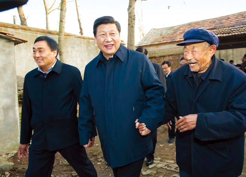 　2013年11月24日至28日，中共中央總書記、國家主席、中央軍委主席習(xí)近平在山東考察。 這是25日下午，習(xí)近平在地處沂蒙老區(qū)的臨沭縣曹莊鎮(zhèn)朱村親切地拉著83歲的“老支前”王克昌的手去他家看望。 新華社記者 謝環(huán)馳/攝